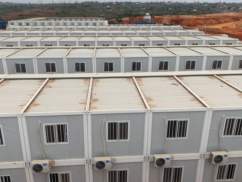 Cinco Acampamentos Modulares para Força de Trabalho em Cinco Ambientes Extremos: O Que Cada Local Exigiu